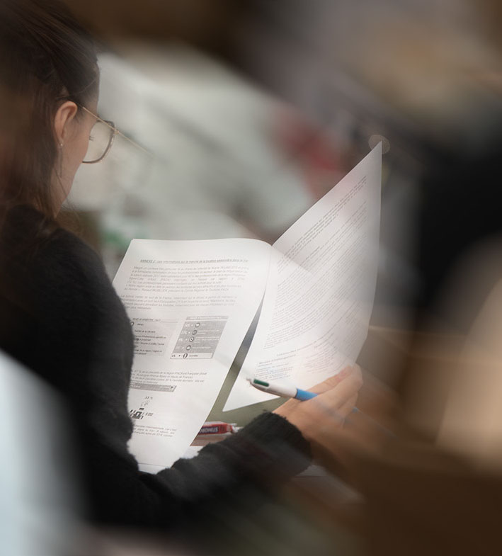 Etudiante en gestion de patrimoine qui passe un examen