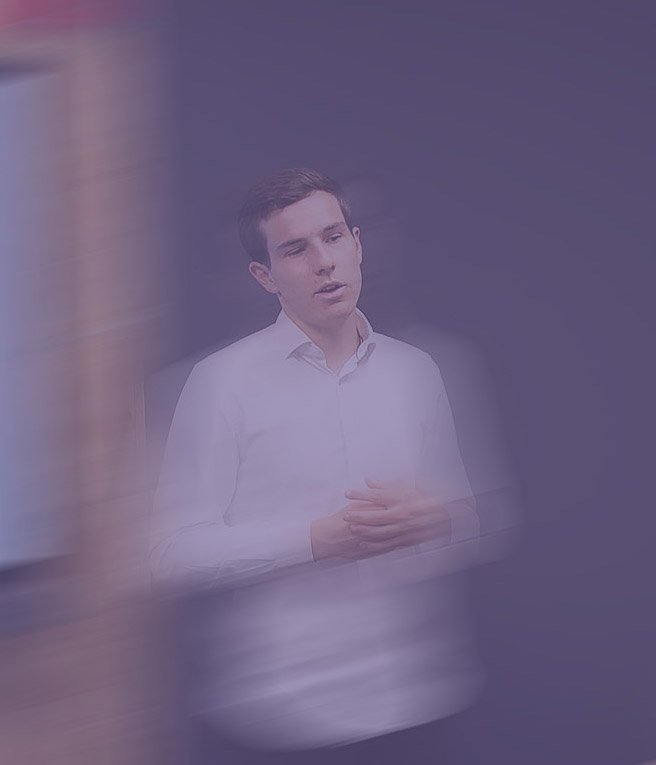 Etudiant qui passe une certification diplômante en communication