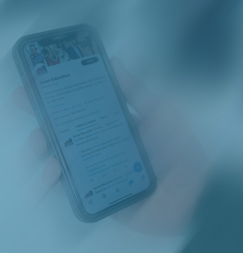 Smartphone école ISCAE Smartphone qui affiche la formation Marketing de l'école ISCAE