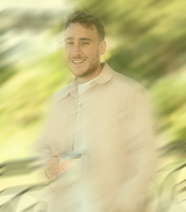 Etudiant entrepreneur ISCAE Nice Etudiant souriant qui monte son entreprise