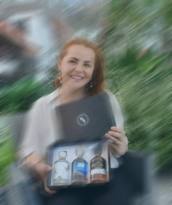 Ancienne étudiante présentant ses produits Ancienne étudiante présentant les produits de son entreprise