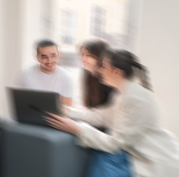 Groupe d'étudiants assis en classe