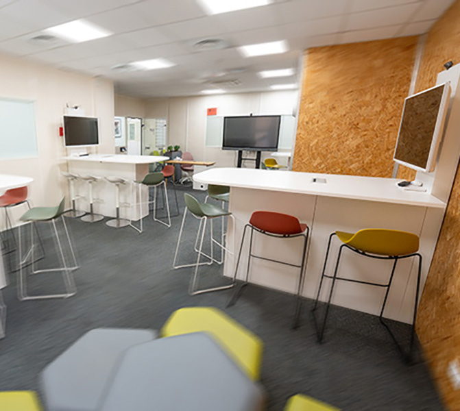 Salle de classe équipée d'écrans digitaux.