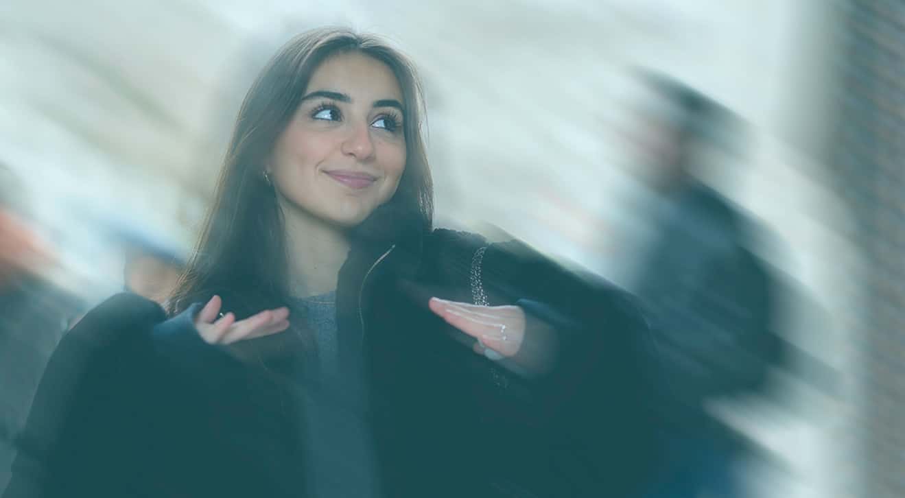 étudiante en voyage d'école de commerce à l'étranger